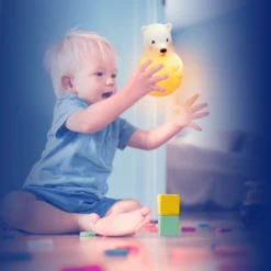 Pabobo Lumi Color - "Kameleon" Beer Slaapmiddel / Nachtlampje -Knus En Klein pabobo lumi color kameleon beer slaapmiddel nachtlampje a368154 1